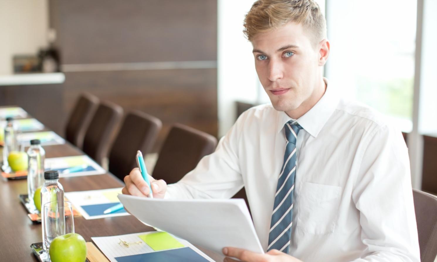 Session de formation collective autour d'une table de travail